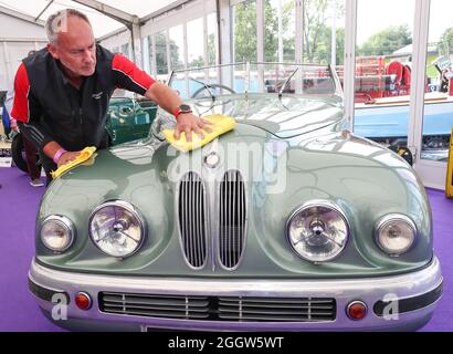 Beaulieu, Hampshire, Großbritannien 3. September 2021. Jonathan Underwood gibt dem seltenen 1949 Bristol 402 Drophead Coupé, das sich formell im Besitz der Hollywood-Schauspielerin Jean Simmons befindet, einen letzten Schliff, der diesen Sonntag bei der Auktion am Bonhams MPH Beaulieu Sale mit einer Schätzung von £150,000 – 200,000 angeboten werden soll. Der Bristol, einer der glamourösesten Luxus-Automobile seiner Zeit, wurde von ihrem zukünftigen Ehemann und Star Stewart Granger als einer der passenden Partner für die Hollywood-Schauspielerin neu gekauft. Quelle: Stuart Martin/Alamy Live News Stockfoto