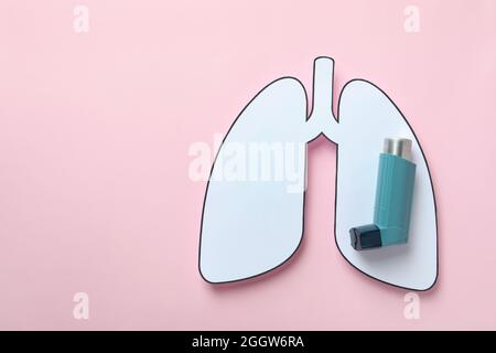 Dekorative Lunge und Inhalator auf rosa Hintergrund Stockfoto