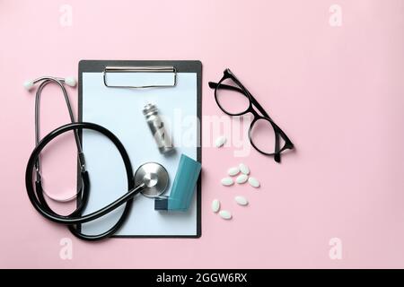 Konzept von Asthma auf rosa Hintergrund, Draufsicht Stockfoto