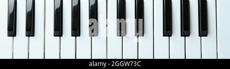 Klaviertastatur im Hintergrund, Draufsicht Stockfoto