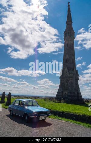 Neu restauriertes 1980 Modell Renault 12 Auto geparkt am Sledmere Tower Folly, East Riding, Yorkshire, England, 2021 Stockfoto