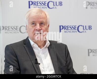 Der deutsche Innenminister Horst Seehofer ( CSU ) stellt sich am 3.9.2021 in München den Fragen der Journalist*innen. * der deutsche Innenminister Horst Lorenz Seehofer ( CSU ) beantwortet die Fragen des Journalisten am 3. September 2021 in München. (Foto: Alexander Pohl/Sipa USA) Quelle: SIPA USA/Alamy Live News Stockfoto