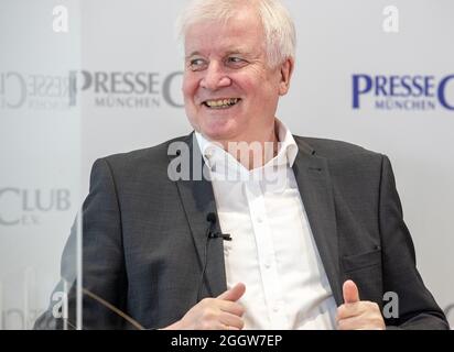 Der deutsche Innenminister Horst Seehofer ( CSU ) grinst und stellt sich am 3.9.2021 in München den Fragen der Journalist*innen. * der deutsche Innenminister Horst Lorenz Seehofer ( CSU ) beantwortet die Fragen des Journalisten am 3. September 2021 in München. (Foto von Alexander Pohl/Sipa USA) Stockfoto