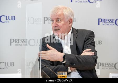 Der deutsche Innenminister Horst Seehofer ( CSU ) stellt sich am 3.9.2021 in München den Fragen der Journalist*innen. * der deutsche Innenminister Horst Lorenz Seehofer ( CSU ) beantwortet die Fragen des Journalisten am 3. September 2021 in München. (Foto von Alexander Pohl/Sipa USA) Stockfoto