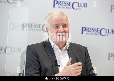 Der deutsche Innenminister Horst Seehofer ( CSU ) stellt sich am 3.9.2021 in München den Fragen der Journalist*innen. * der deutsche Innenminister Horst Lorenz Seehofer ( CSU ) beantwortet die Fragen des Journalisten am 3. September 2021 in München. (Foto von Alexander Pohl/Sipa USA) Stockfoto