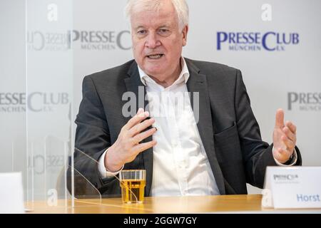 Der deutsche Innenminister Horst Seehofer ( CSU ) stellt sich am 3.9.2021 in München den Fragen der Journalist*innen. * der deutsche Innenminister Horst Lorenz Seehofer ( CSU ) beantwortet die Fragen des Journalisten am 3. September 2021 in München. (Foto von Alexander Pohl/Sipa USA) Stockfoto