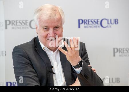 Der deutsche Innenminister Horst Seehofer ( CSU ) stellt sich am 3.9.2021 in München den Fragen der Journalist*innen. * der deutsche Innenminister Horst Lorenz Seehofer ( CSU ) beantwortet die Fragen des Journalisten am 3. September 2021 in München. (Foto von Alexander Pohl/Sipa USA) Stockfoto