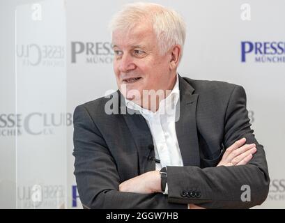 Der deutsche Innenminister Horst Seehofer ( CSU ) stellt sich mit verschränkten Armen am 3.9.2021 in München den Fragen der Journalist*innen. * der deutsche Innenminister Horst Lorenz Seehofer ( CSU ) beantwortet die Fragen des Journalisten am 3. September 2021 in München. (Foto von Alexander Pohl/Sipa USA) Stockfoto