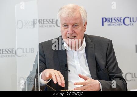 Der deutsche Innenminister Horst Seehofer ( CSU ) stellt sich am 3.9.2021 in München den Fragen der Journalist*innen. * der deutsche Innenminister Horst Lorenz Seehofer ( CSU ) beantwortet die Fragen des Journalisten am 3. September 2021 in München. (Foto von Alexander Pohl/Sipa USA) Stockfoto