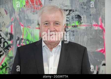 Der deutsche Innenminister Horst Seehofer ( CSU ) stellt sich am 3.9.2021 in München zum Portrait. * Porträt des deutschen Innenministers Horst Lorenz Seehofer ( CSU ) am 3. September 2021 in München. (Foto: Alexander Pohl/Sipa USA) Quelle: SIPA USA/Alamy Live News Stockfoto