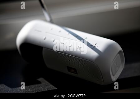 Berlin, Deutschland. September 2021. ABBILDUNG - Ein DAB-Radio steht an einem Fenster. Quelle: Fabian Sommer/dpa/Alamy Live News Stockfoto