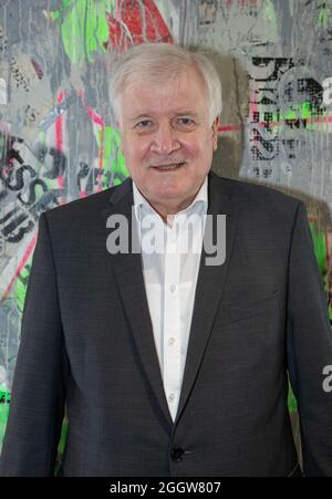 Der deutsche Innenminister Horst Seehofer ( CSU ) stellt sich am 3.9.2021 in München zum Portrait. * Porträt des deutschen Innenministers Horst Lorenz Seehofer ( CSU ) am 3. September 2021 in München. (Foto: Alexander Pohl/Sipa USA) Quelle: SIPA USA/Alamy Live News Stockfoto