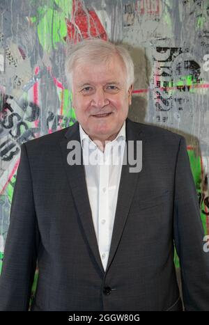 Der deutsche Innenminister Horst Seehofer ( CSU ) stellt sich am 3.9.2021 in München zum Portrait. * Porträt des deutschen Innenministers Horst Lorenz Seehofer ( CSU ) am 3. September 2021 in München. (Foto: Alexander Pohl/Sipa USA) Quelle: SIPA USA/Alamy Live News Stockfoto
