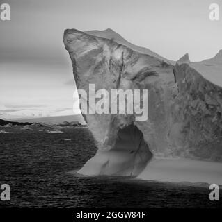 Schwimmende Eisberge im antarktischen Meer, nahe der Antarktischen Halbinsel , Antarktis Stockfoto