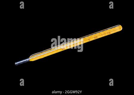 Ein klinisches Quecksilberthermometer auf weißem Hintergrund, kalibriert in grad celsius mit der Anzeige in 38 Grad, 100,4 Grad Fahrenheit Stockfoto