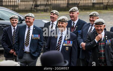 Royal Mile, Edinburgh, Schottland, Großbritannien, 3. September 2021. Parade der Royal Scots Dragoon Guards: Die Parade mit ihren Rohren und Trommeln und berittenen grauen Pferden anlässlich des 50. Jahrestages ihrer Verschmelzung (1971 von den Royal Scots Grays und den 3. Karabinern verschmolzen). Im Bild: Die Veteranen versammeln sich auf dem Parliament Square Stockfoto