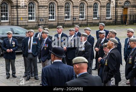 Royal Mile, Edinburgh, Schottland, Großbritannien, 3. September 2021. Parade der Royal Scots Dragoon Guards: Die Parade mit ihren Rohren und Trommeln und berittenen grauen Pferden anlässlich des 50. Jahrestages ihrer Verschmelzung (1971 von den Royal Scots Grays und den 3. Karabinern zusammengeführt. Im Bild: Die Veteranen versammeln sich auf dem Parliament Square und erhalten ihre Marschbefehle, bevor sie an der Parade teilnehmen Stockfoto