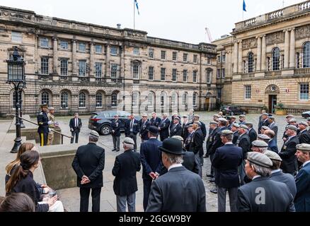 Royal Mile, Edinburgh, Schottland, Großbritannien, 3. September 2021. Parade der Royal Scots Dragoon Guards: Die Parade mit ihren Rohren und Trommeln und berittenen grauen Pferden anlässlich des 50. Jahrestages ihrer Verschmelzung (1971 von den Royal Scots Grays und den 3. Karabinern zusammengeführt. Im Bild: Die Veteranen versammeln sich auf dem Parliament Square und erhalten ihre Marschbefehle, bevor sie an der Parade teilnehmen Stockfoto