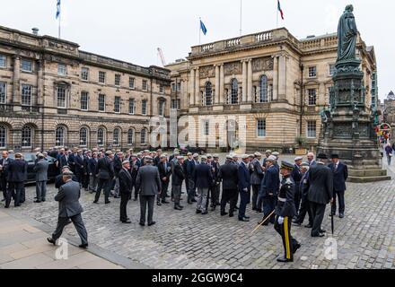 Royal Mile, Edinburgh, Schottland, Großbritannien, 3. September 2021. Parade der Royal Scots Dragoon Guards: Die Parade mit ihren Rohren und Trommeln und berittenen grauen Pferden anlässlich des 50. Jahrestages ihrer Verschmelzung (1971 von den Royal Scots Grays und den 3. Karabinern zusammengeführt. Es ist Schottlands einziges Kavallerieregiment, berühmt für seinen ikonischen Sieg bei der Schlacht von Waterloo Stockfoto