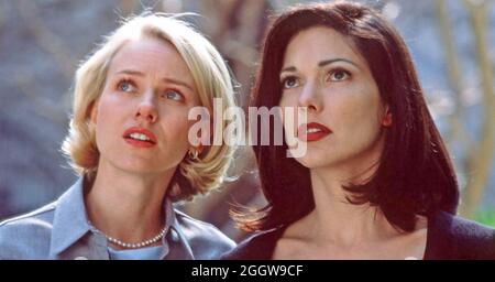 MULHOLLAND FÄHRT 2001 Universal Picturs Film mit Naomi Watts links und Laura Harring Stockfoto