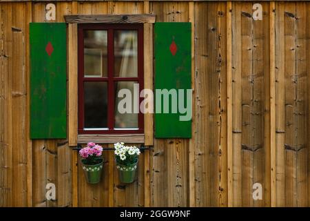 Schöne alte Villa mit hängenden Pflanzen vom Balkon, Stockfoto