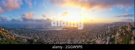 Haifa, Luftpanorama bei Sonnenaufgang, zeigt die Stadtbucht und den kommerziellen Hafen. Stockfoto