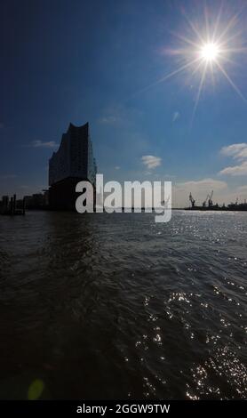 Hamburg, Deutschland. September 2021. Nur eine Silhouette der Elbphilharmonie ist am blauen Himmel im Hamburger Hafen zu sehen. Der Hamburger Tourismusverband veranstaltete ein tourismuspolitisches Frühstück, bei dem Vertreter der an der Bundestagswahl beteiligten Parteien aktuelle und grundlegende Fragen des Hamburger Tourismus diskutierten. Quelle: Ulrich Perrey/dpa/Alamy Live News Stockfoto