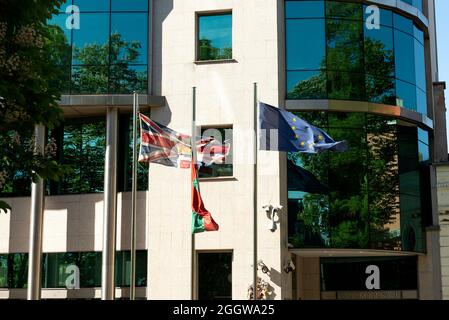 Die britische Flagge von Union Jack und der Europäischen Union, die ab Mai 2021 vor dem Gebäude der britischen Botschaft in Sofia, Bulgarien, fliegen Stockfoto