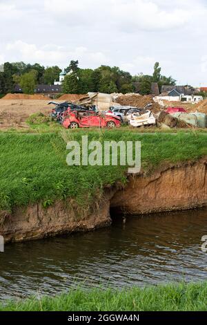 Bauschutt Und Autowracks Am Ufer Der Erft Bei Erftstadt - Blessem Nach Der Flutkatastrophe Im Juli 2021, Als Mehrere Häuser Zusammenfallen Stockfoto