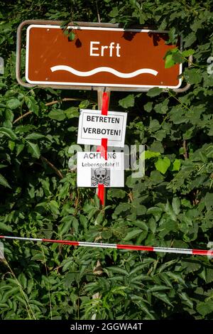 Erftstadt - Blessem, Brückenschild, Lebensgefahr. Verwaschene Brücke Über Die Erft Nach Der Flutkatastrophe, Wo Mehrere Häuser Einstürzten Und Stockfoto