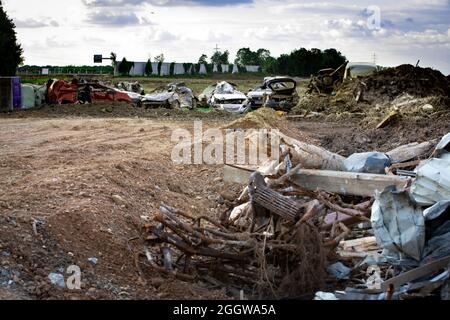 Bauschutt Und Autowracks Am Ufer Der Erft Bei Erftstadt - Blessem Nach Der Flutkatastrophe Im Juli 2021, Als Mehrere Häuser Zusammenfallen Stockfoto