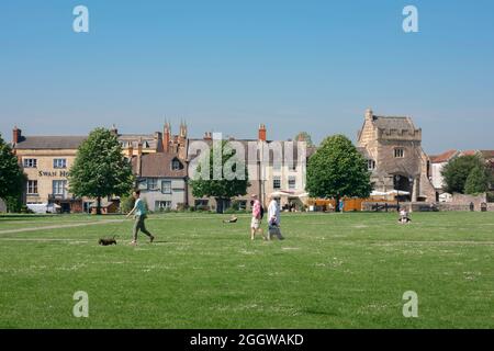 Wells Cathedral Green, Blick im Sommer auf Menschen, die in Cathedral Green im Zentrum der historischen Stadt Wells, Somerset, England, Großbritannien, spazieren gehen Stockfoto