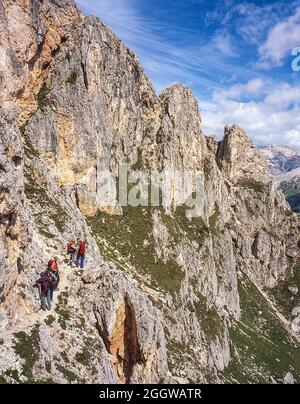 Eine Gruppe von Menschen macht sich auf dem Klettersteig auf den Weg zur Hütte Rifugio Nuvolau, nicht weit von der Ortschaft Cortina d'Ampezzo in den italienischen Dolomiten Stockfoto