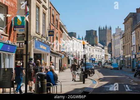 Wells UK, Blick im Sommer auf die High Street, die zur historischen Kathedrale im Zentrum von Wells, Somerset, England, führt Stockfoto