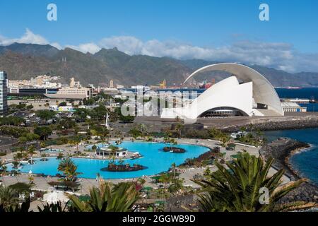 Santa Cruz de Teneriffa, Spanien - 22. Dezember 2019, Panoramablick auf Santa Cruz und Auditorio de Teneriffa , Kanarische Inseln, Spanien Stockfoto