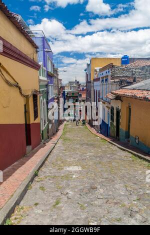 BOGOTA, KOLUMBIEN - 24. SEPTEMBER 2015: Straße im Zentrum von Bogota, Viertel La Candelaria. Stockfoto