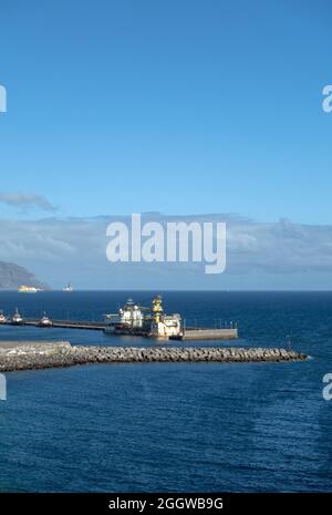 Santa Cruz de Tenerife, Spanien - 27. Dezember 2019, Industrielle Hafen in Santa Cruz de Teneriffa, Gran Canaria, Spanien Stockfoto