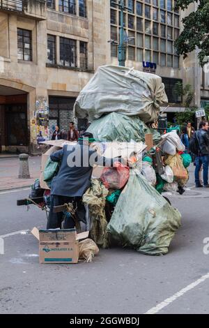 BOGOTA, KOLUMBIEN - 24. SEPTEMBER 2015: Mann mit einem Wagen Müll in der Innenstadt von Bogota. Stockfoto