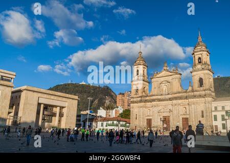 BOGOTA, KOLUMBIEN - 24. SEPTEMBER 2015: Kathedrale auf dem Bolivar-Platz im Zentrum von Bogota Stockfoto