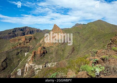 Atemberaubende Aussicht auf die Berge Südliche Region Teno Viths Blick auf Montana Guama auf Teneriffa, Gran Canaria, Spanien Stockfoto
