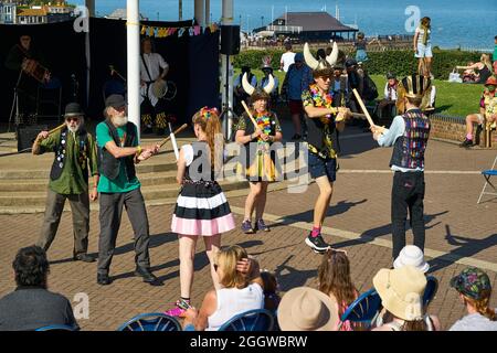 BROADSTAIRS, GROSSBRITANNIEN - 10. Aug 2021: Die traditionellen morris-Tänzer treten bei der jährlichen Broadstairs Folk Week auf Stockfoto