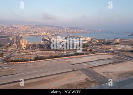 Haifa Flughafen und Start- und Landebahn mit der Skyline der Stadt im Hintergrund, Luftaufnahme. Stockfoto