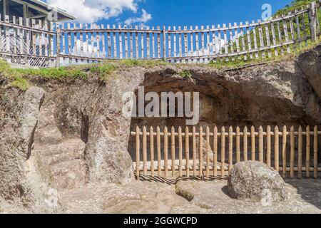 Gebrochenes antikes Grab in Alto de San Andres in Tierradentro, Kolumbien. Stockfoto