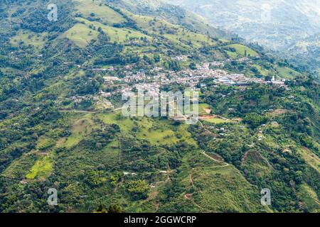 Dorf Inza in einem Tal des Ullucos Flusses in der Cauca Region von Kolumbien Stockfoto