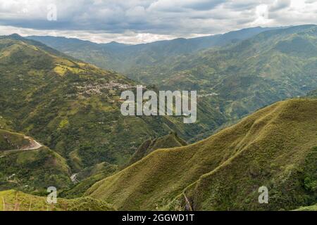 Dorf Inza in einem Tal des Ullucos Flusses in der Cauca Region von Kolumbien Stockfoto