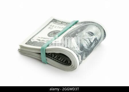 Stapel Geld in der Mitte unter dem elastischen Band auf weißem Hintergrund isoliert gebogen. US-Dollar-Scheine. Speicherplatz kopieren Stockfoto
