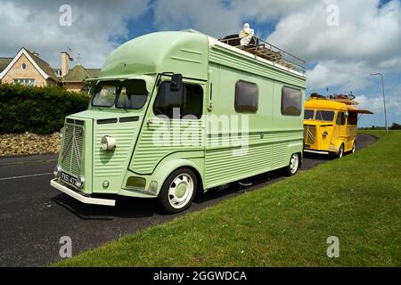 BROADSTAIRS, VEREINIGTES KÖNIGREICH - 09. Aug 2021: Ein blassgrüner alter Transporter im Stil von Renault Typ H, Broadstairs, Vereinigtes Königreich Stockfoto