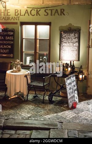 PRAG, TSCHECHISCHE REPUBLIK - 25. Mai 2017: Eine vertikale Aufnahme des Restaurants Black Star, Blick von außen, Prag Stockfoto