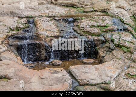 Alte Flussbettschnitzungen genannt Fuente de Lavapatas im archäologischen Park in San Agustin, Kolumbien Stockfoto