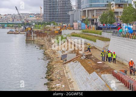 Belgrad, Serbien - 28. August 2021: Arbeiter auf der Uferpromenade am Flussufer – Hochwasserkontrolle. Stockfoto